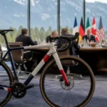 Que raconte le vélo français remis aux dirigeants du G7 pour Haute-Savoie