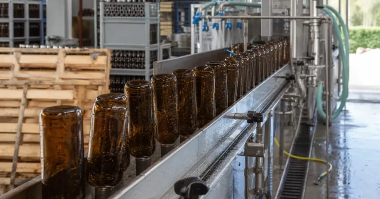 À la Brasserie du Comté, les bouteilles reviennent pour repartir sur les