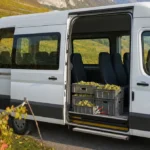 Minibus blanc prêt à transporter les vendangeurs dans le Jura