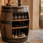 Tonneau de vin en bois restauré et transformé en bar avec plateau, rangement pour bouteilles et verres dans un intérieur chal